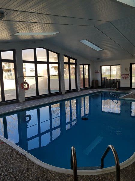 Nice hot breakfast, unheated pool .